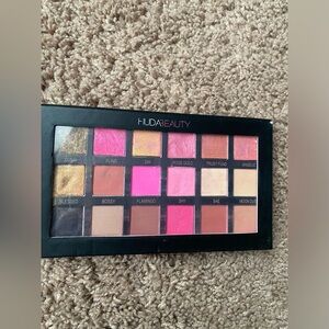 Huda Beauty makeup palette